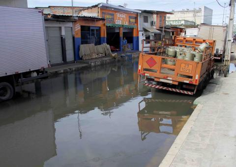 Rua dos Barés, no Centro, é interditada devido a cheia do Rio Negro
